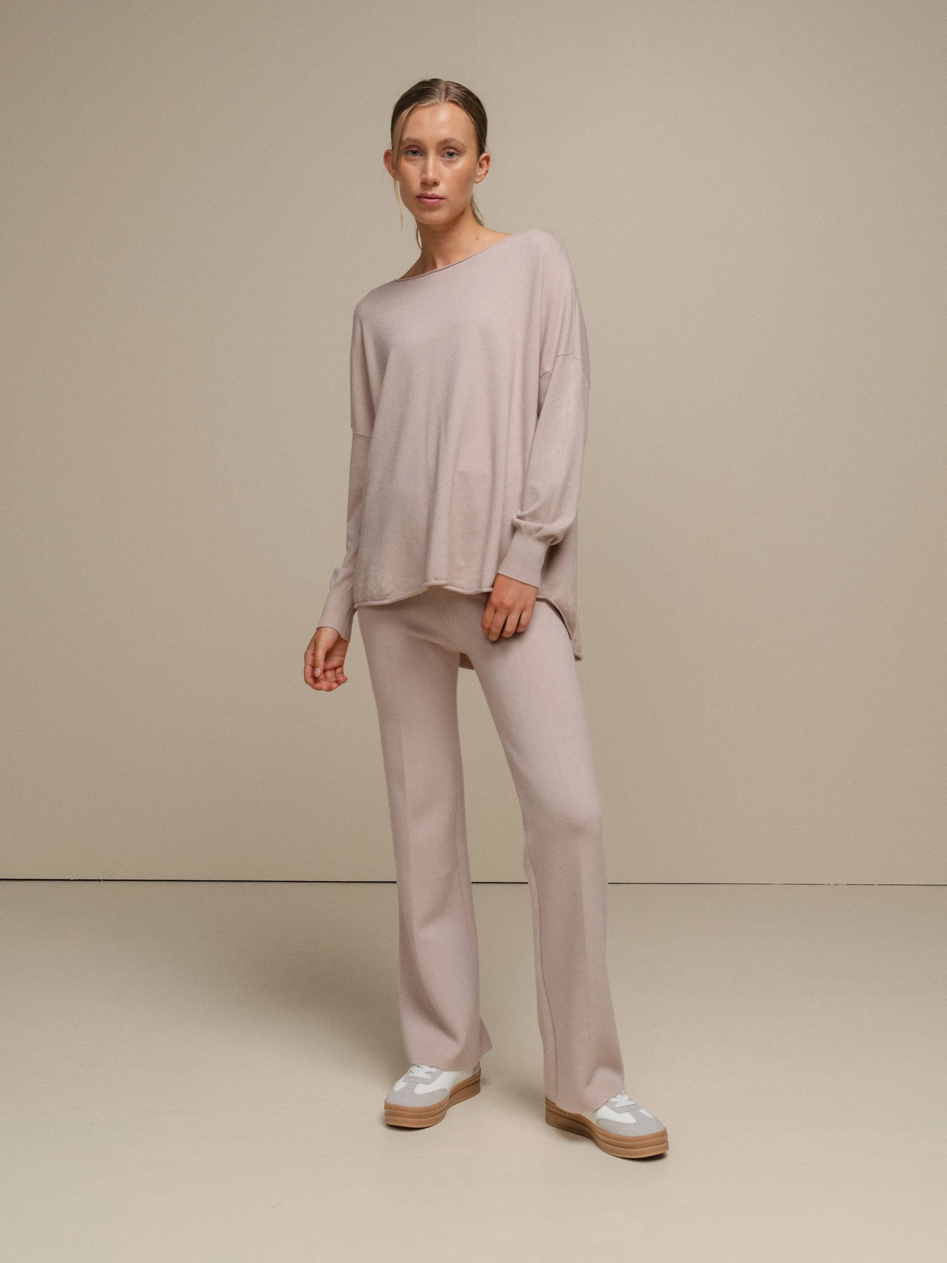 Pantaloni a zampa in maglia morbida da donna