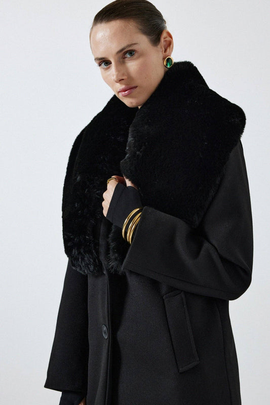 Cappotto lungo nero con collo in pelliccia