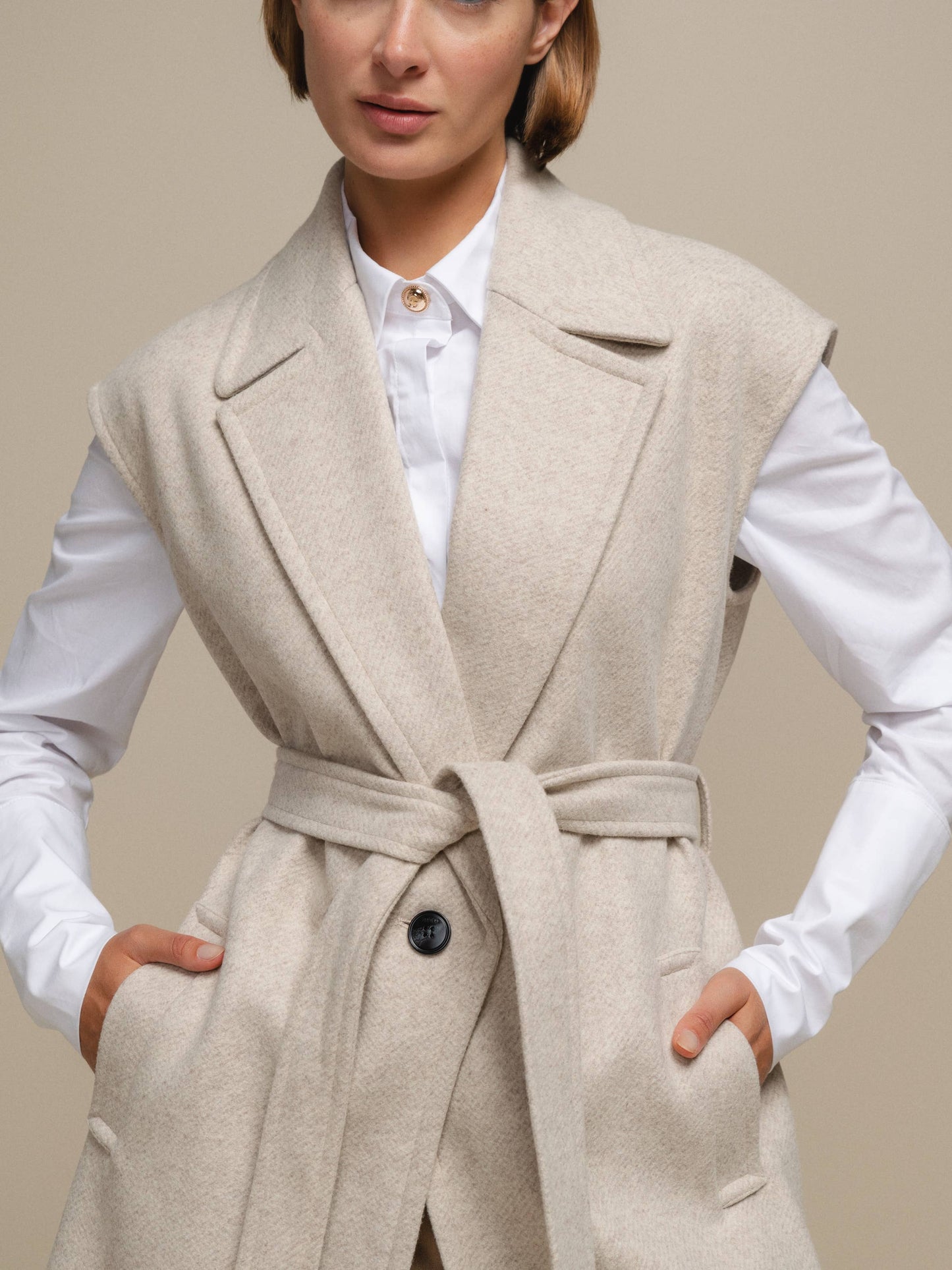 Gilet cappotto lungo con cintura color perla