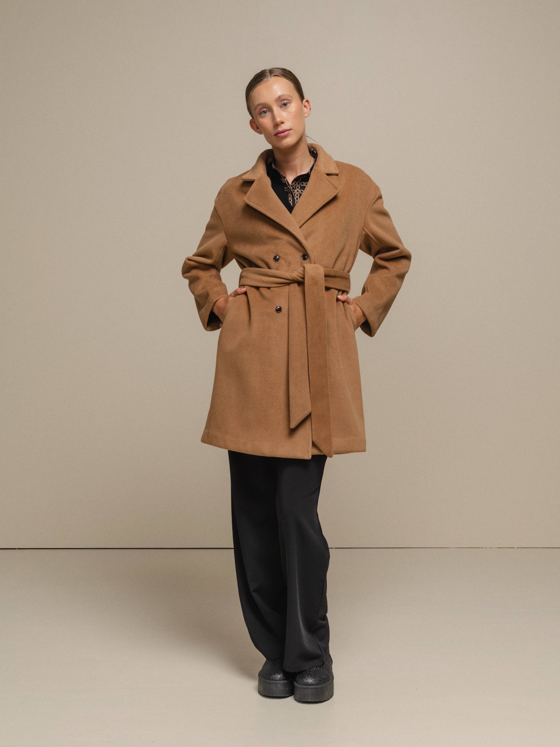 Cappotto doppiopetto con cintura da donna