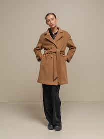 Cappotto doppiopetto con cintura da donna