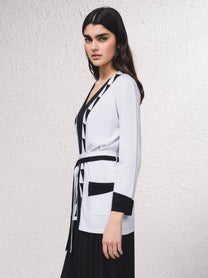 Cardigan in maglia con cintura e dettagli a contrasto
