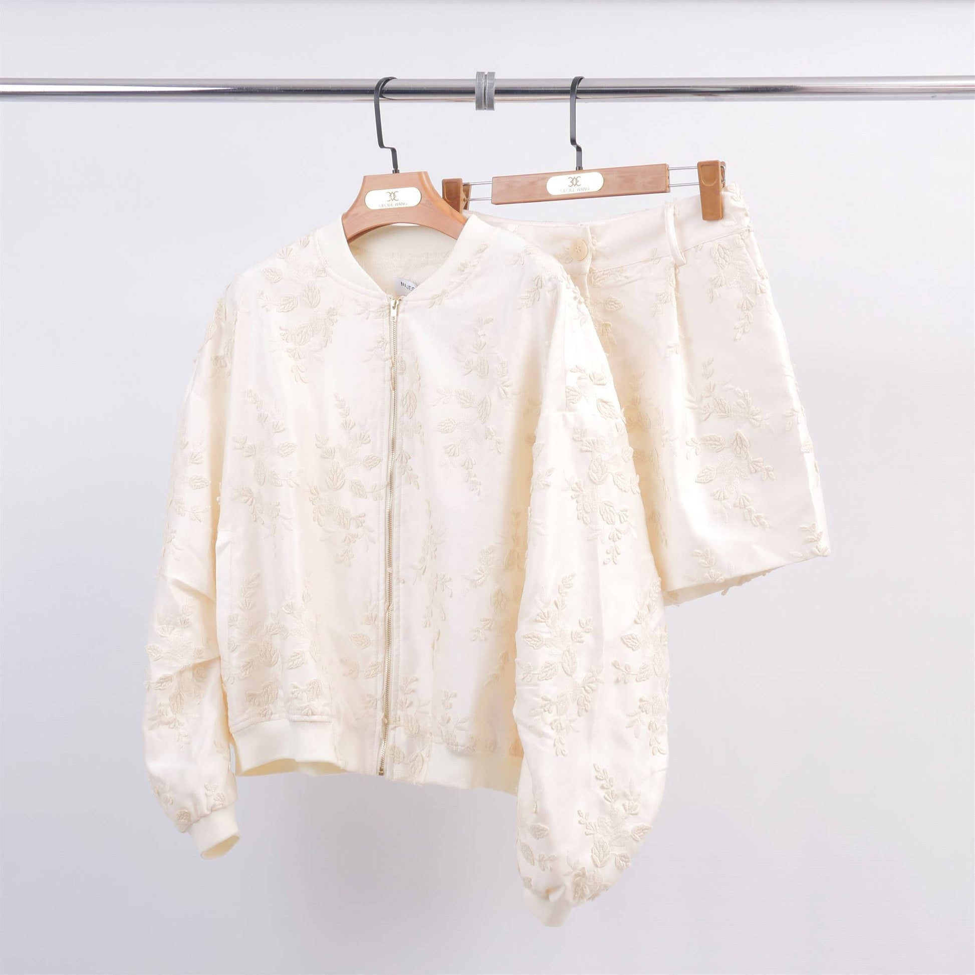Shorts in raso con ricamo floreale