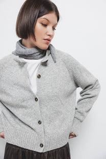 Cardigan in lana a maglia rasata con bottoni a contrasto
