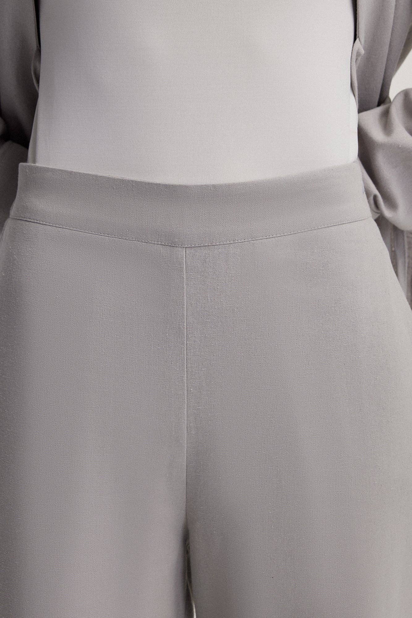 Completo pantaloni e camicia kimono con laccetti incrociati