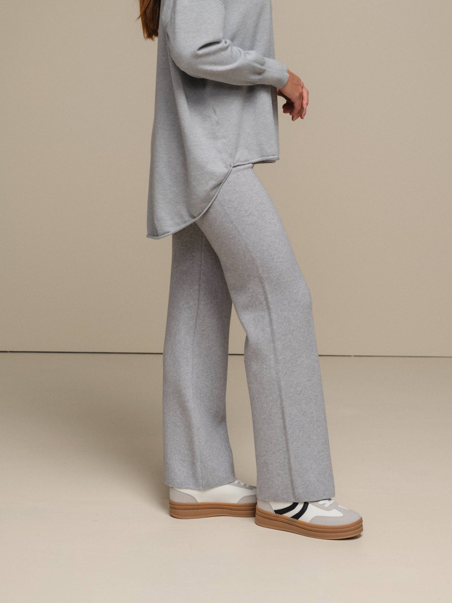 Pantaloni a zampa in maglia morbida da donna