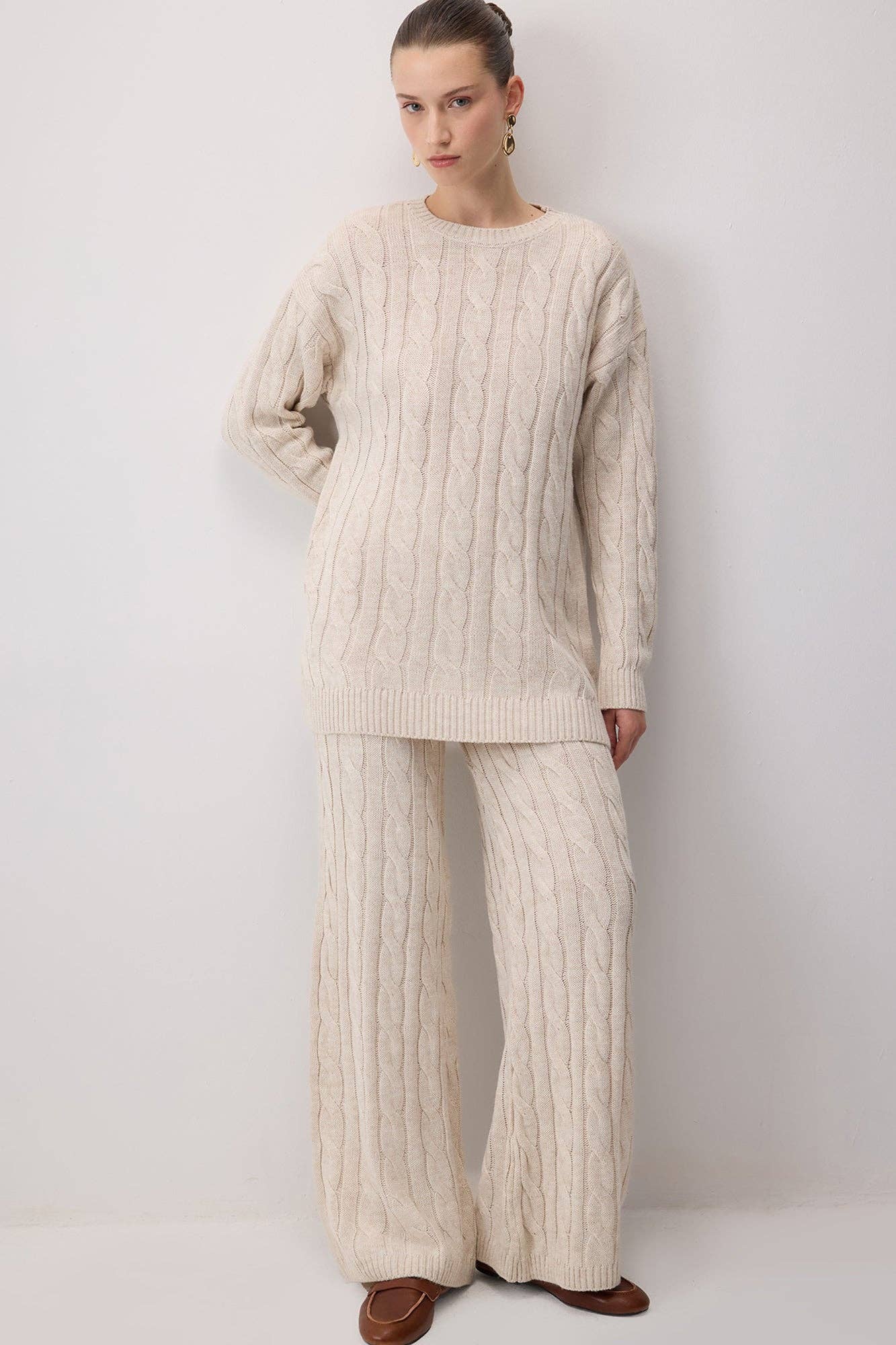 Set maglia e pantaloni in maglia a trecce