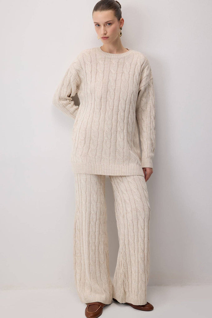 Set maglia e pantaloni in maglia a trecce
