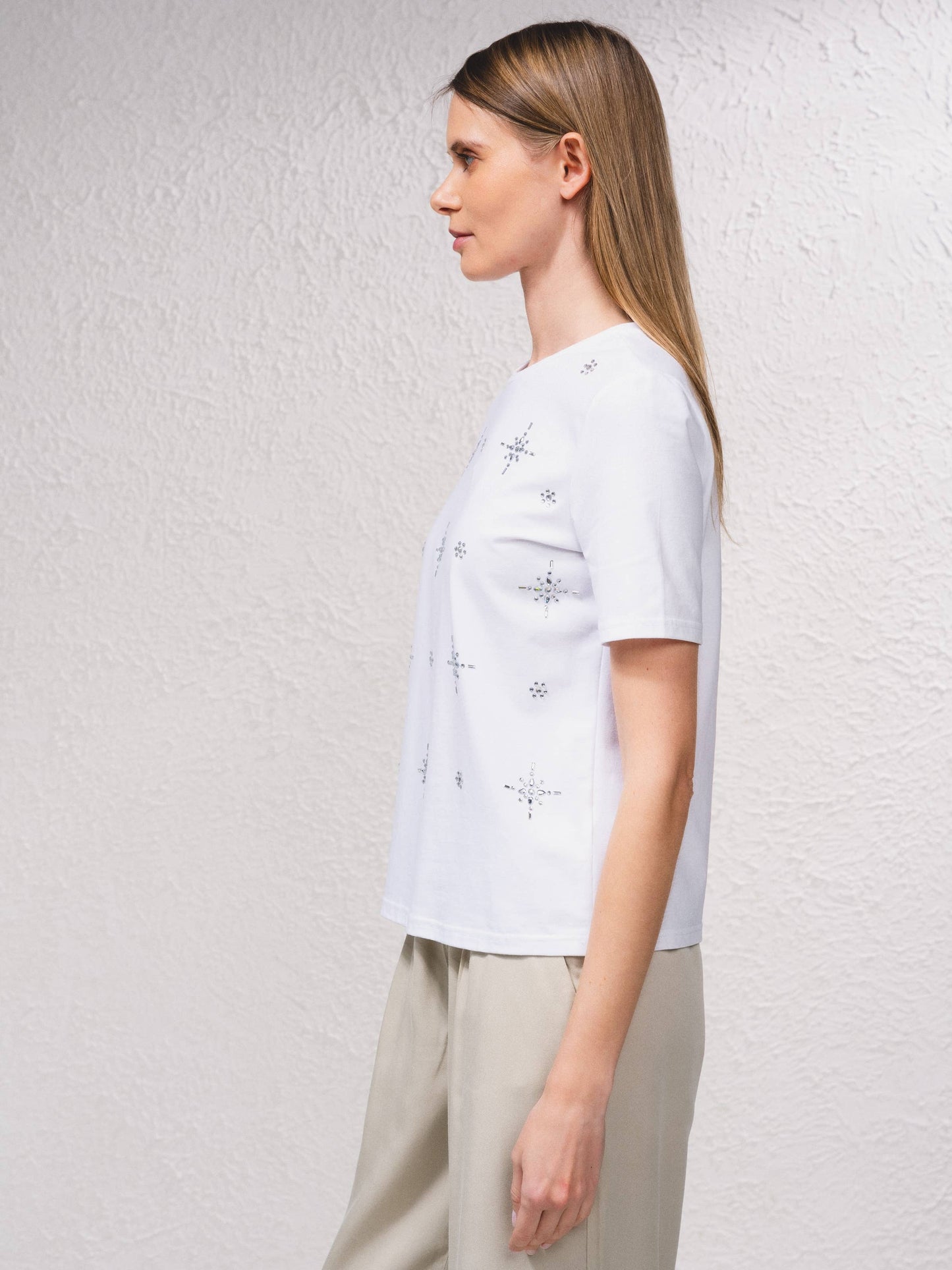 T-shirt bianca con applicazioni brillanti