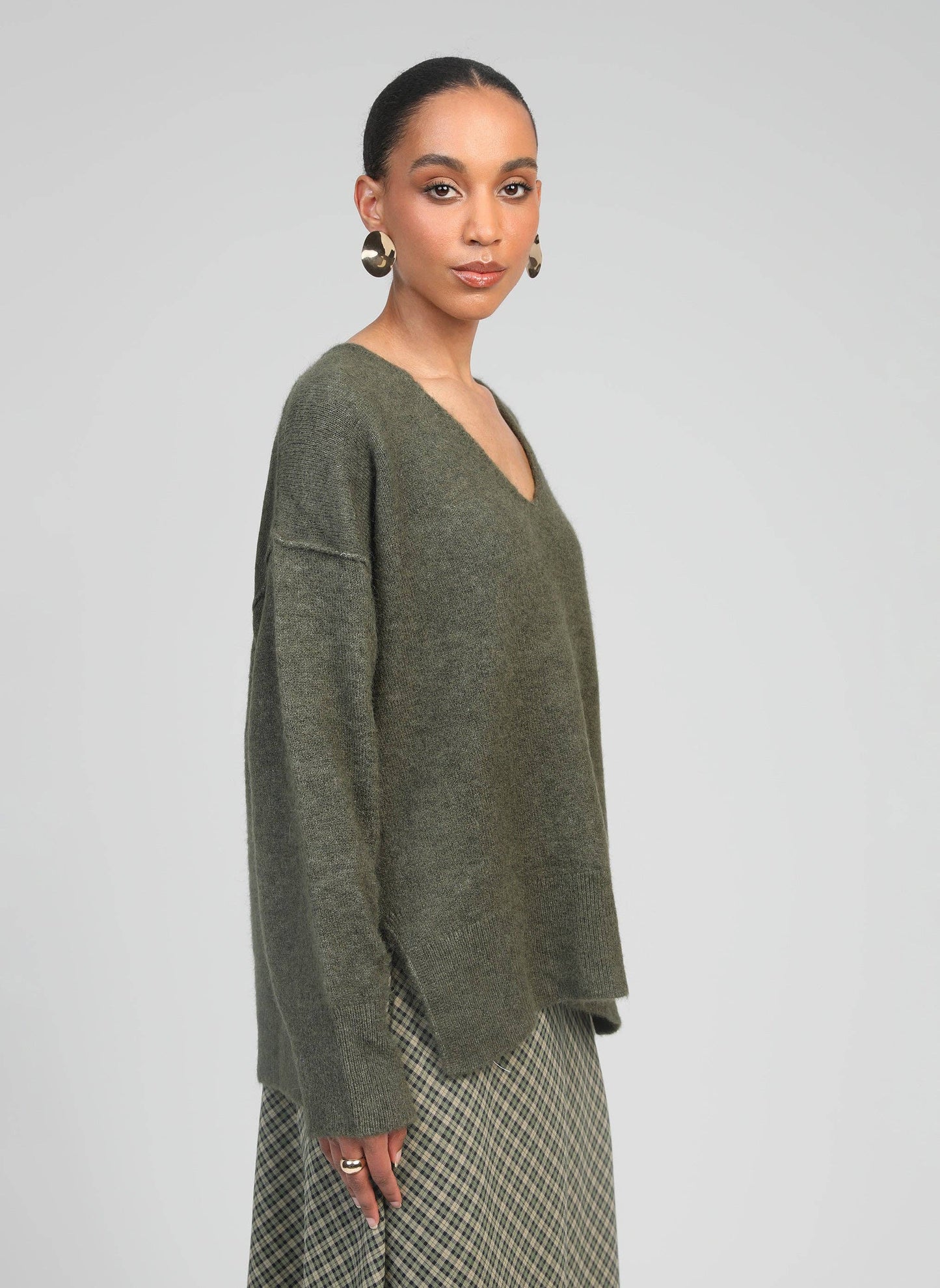 Maglione oversize Livya verde militare con scollo a V