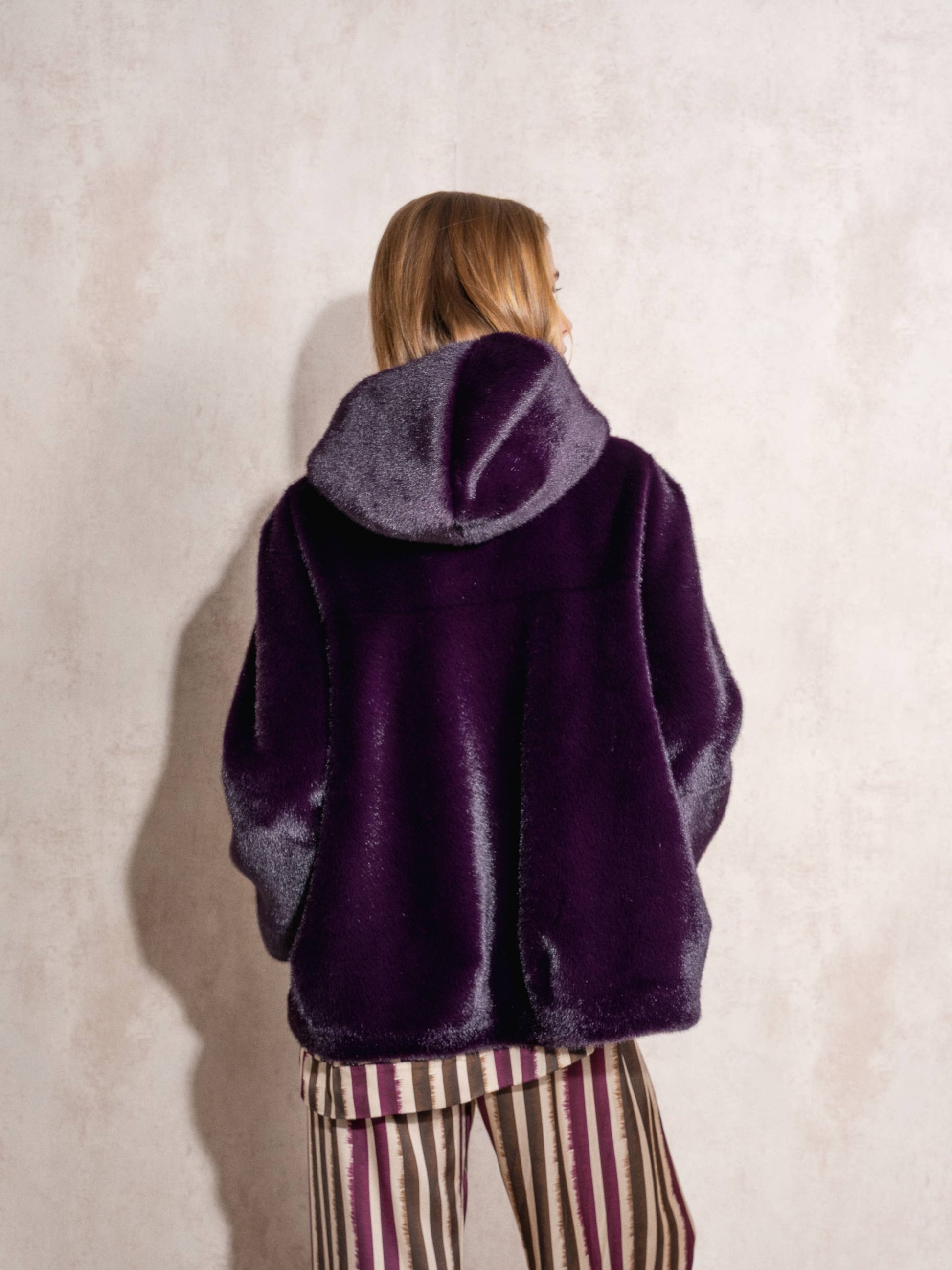 Cappotto corto in eco pelliccia con cappuccio