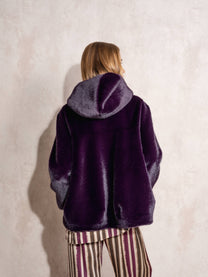 Cappotto corto in eco pelliccia con cappuccio