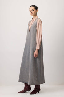 Abito salopette in denim con scollo a V