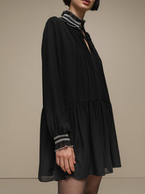 Abito corto nero in chiffon con colletto ricamato