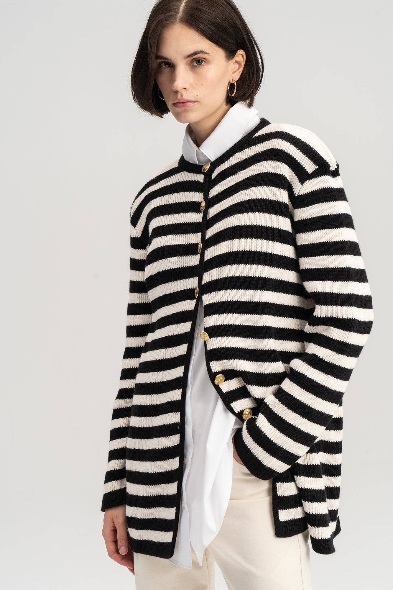 Cardigan lungo a righe con bottoni dorati
