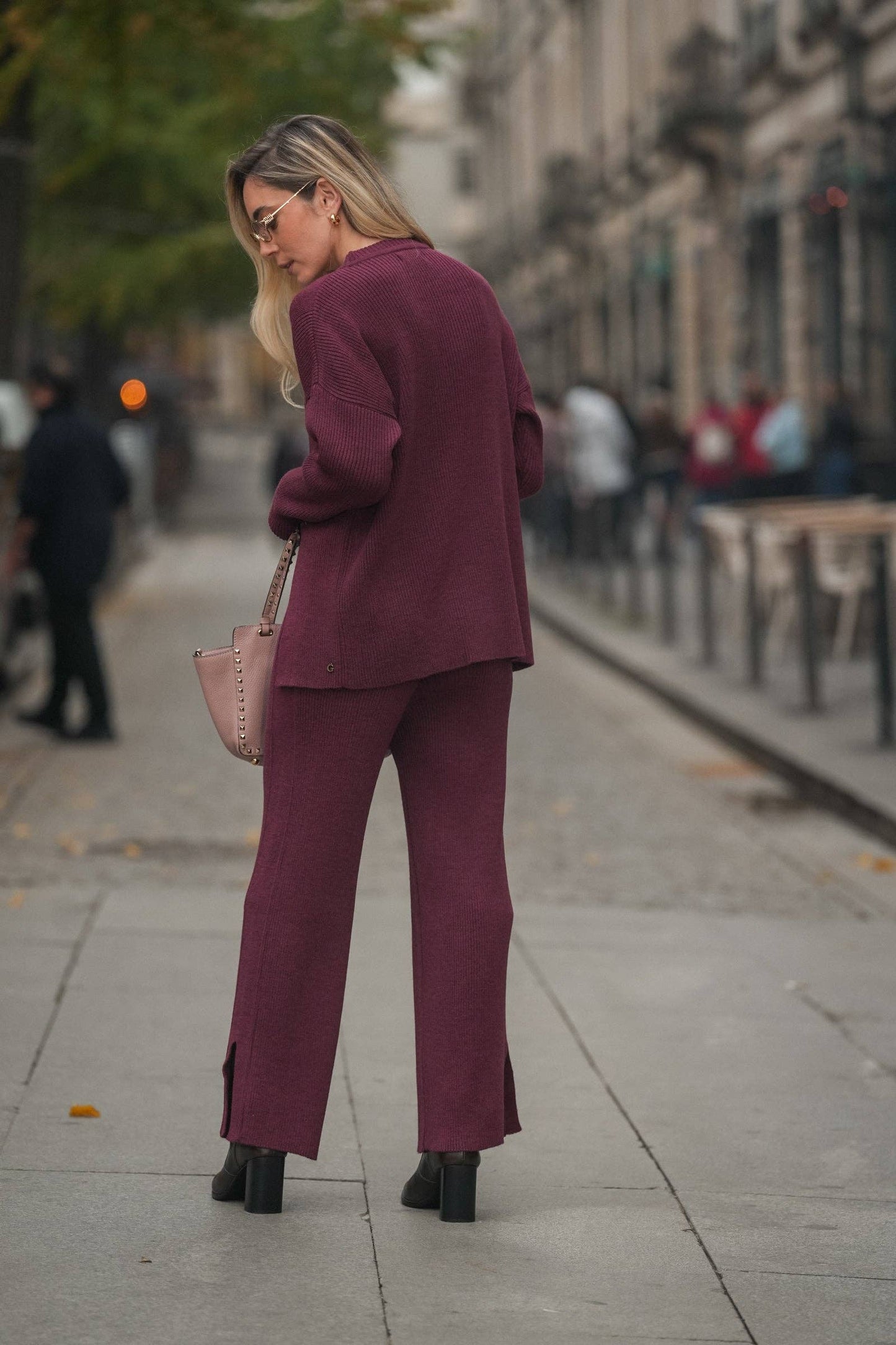 Pantaloni in maglia a coste con spacchi laterali