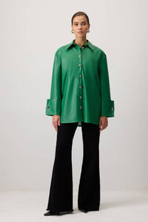 Camicia in ecopelle con polsini ampi