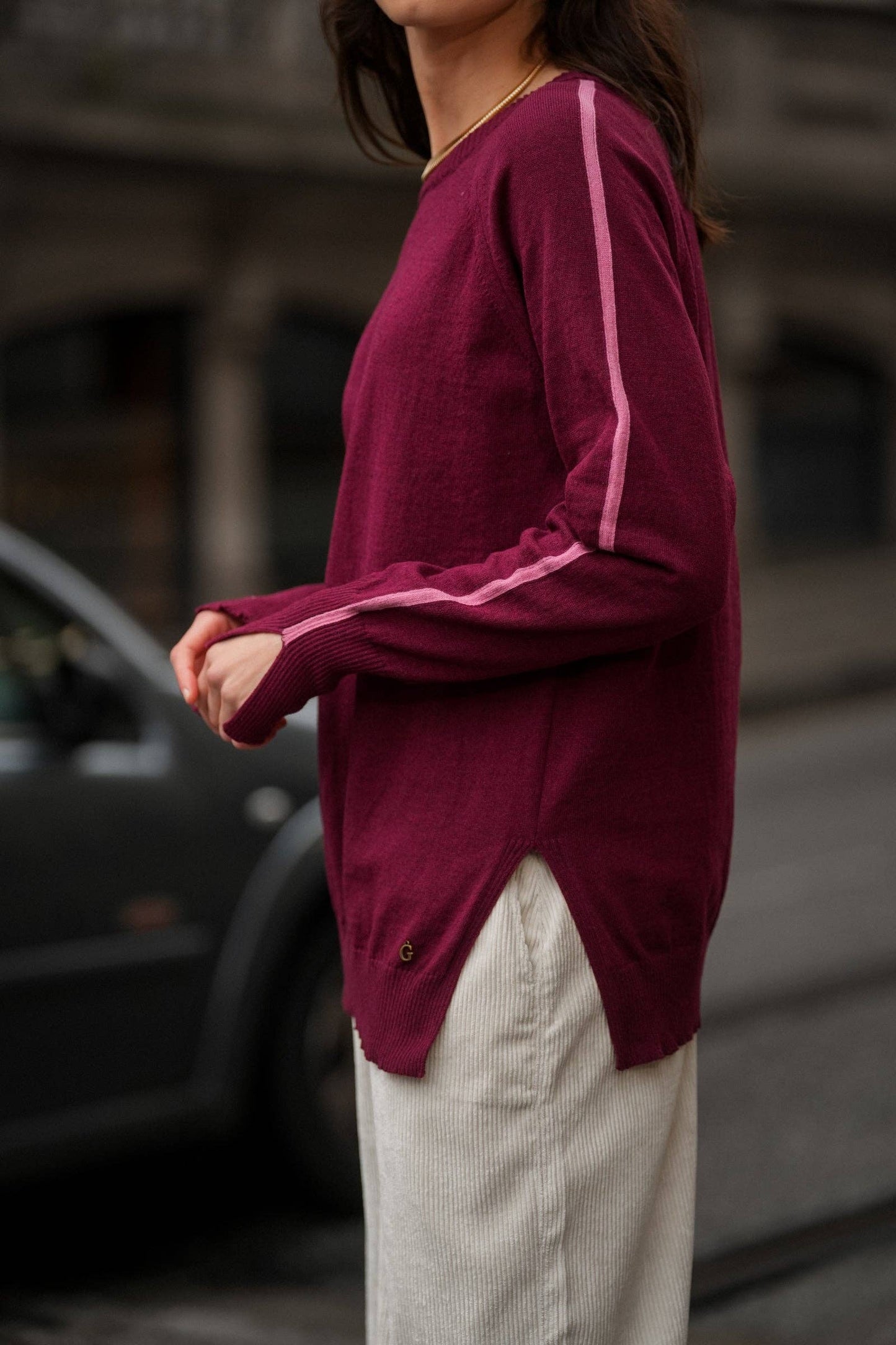 Maglia bordeaux con righe laterali a contrasto