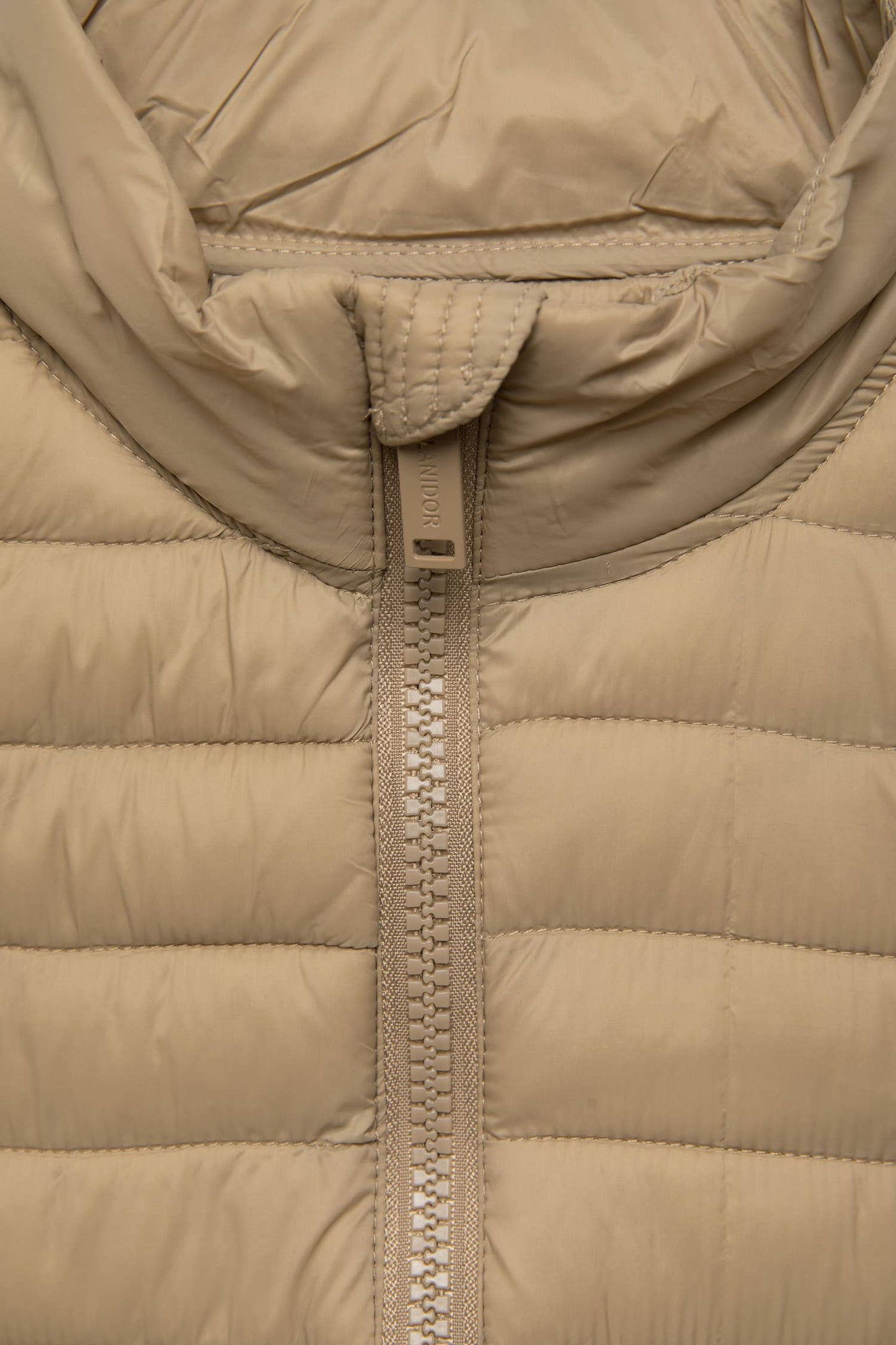 Gilet trapuntato con collo alto e zip