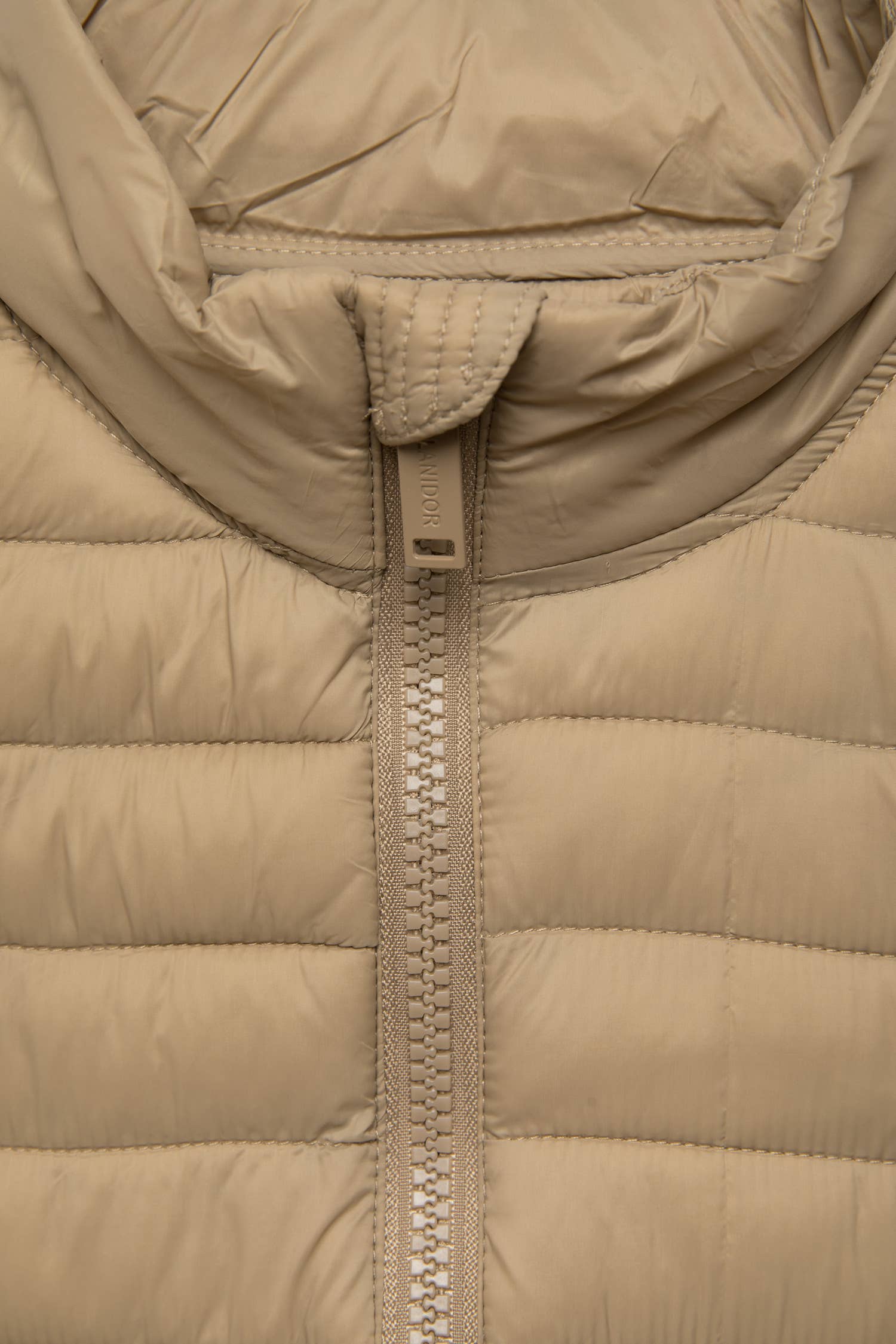 Gilet trapuntato con collo alto e zip