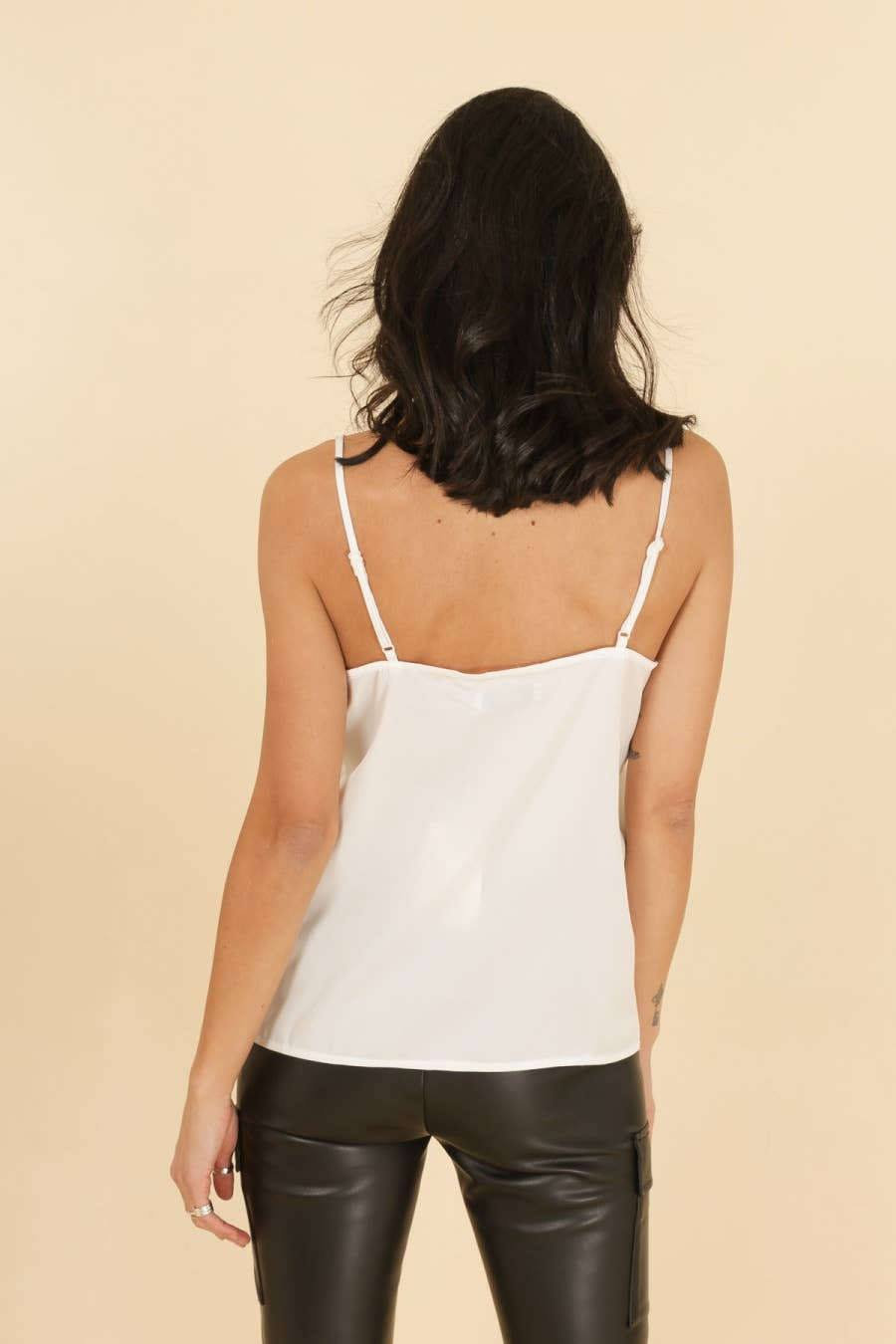 Top camisole in raso con scollo a V in pizzo