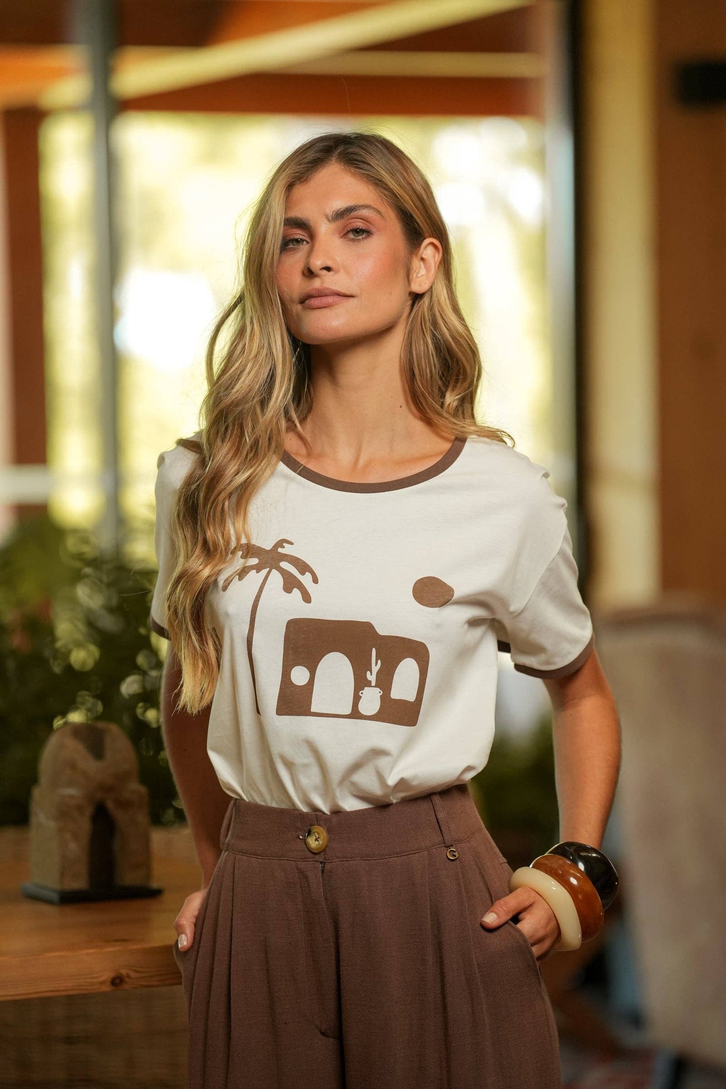 T-shirt stampata in cotone con profili a contrasto