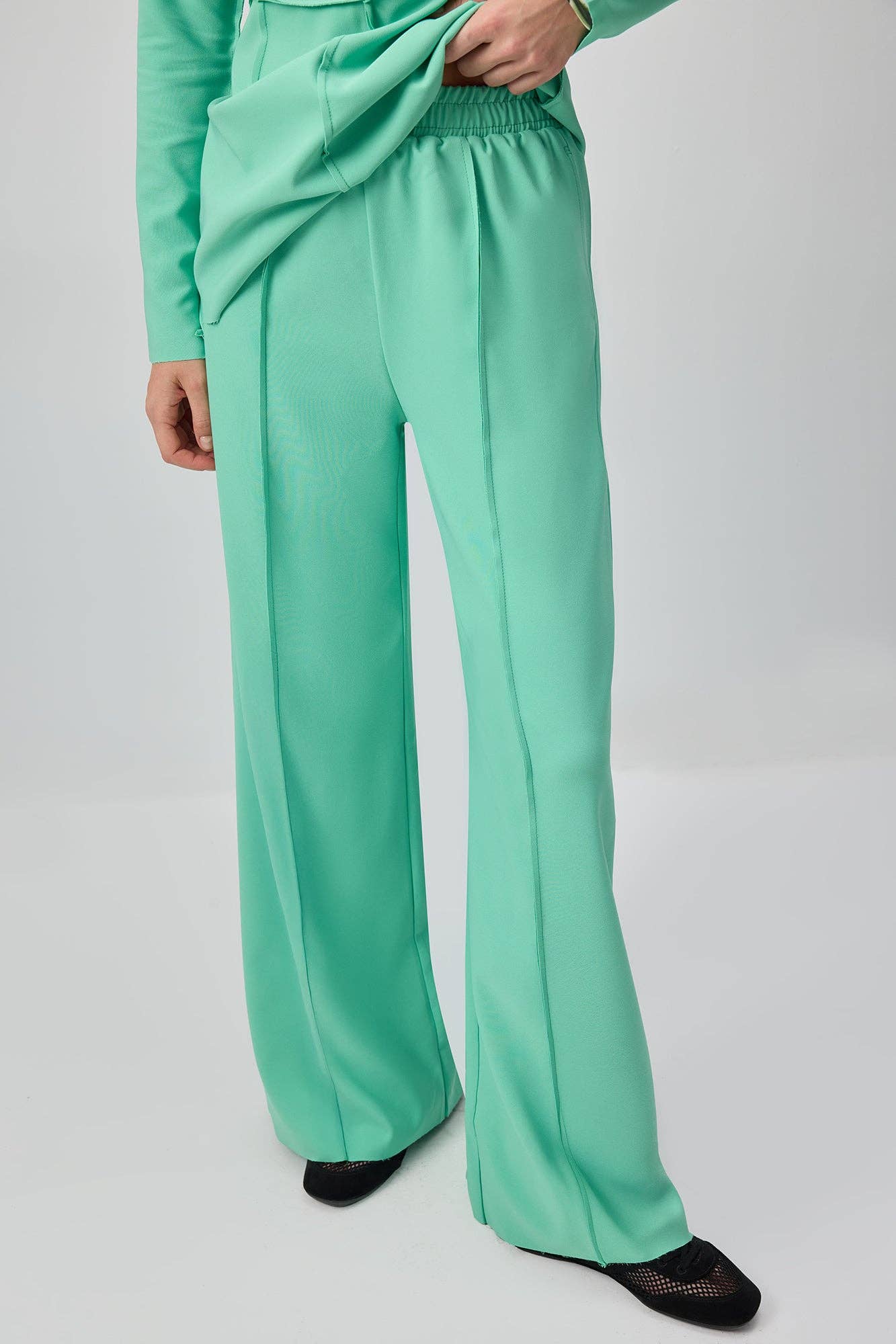 Completo in crepe verde menta con tunica plissettata e pantaloni a gamba larga