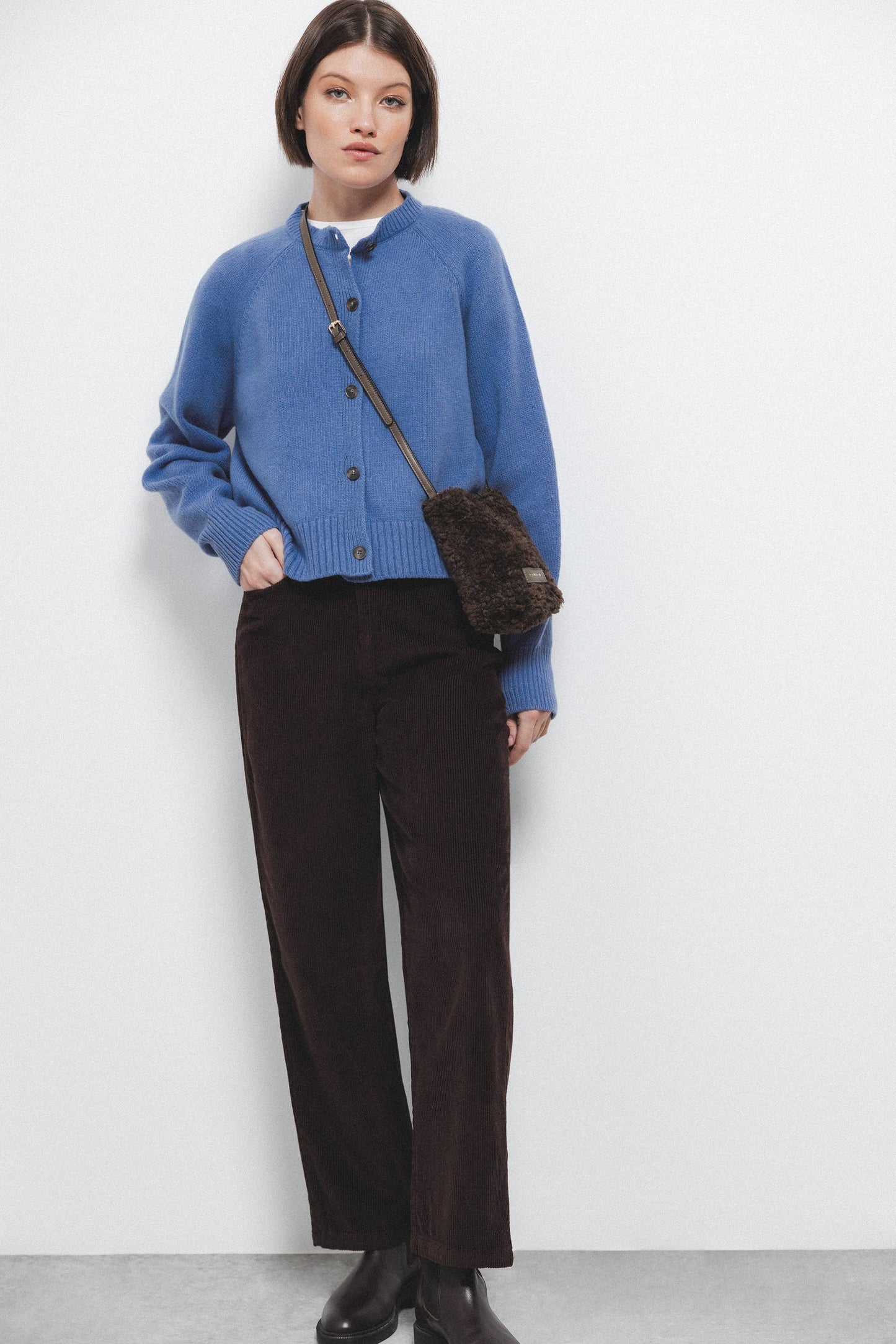 Cardigan in lana a maglia rasata con bottoni a contrasto