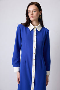 Abito camicia in crêpe blu con bordi a contrasto