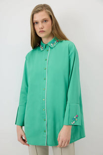 Camicia verde con dettagli gioiello