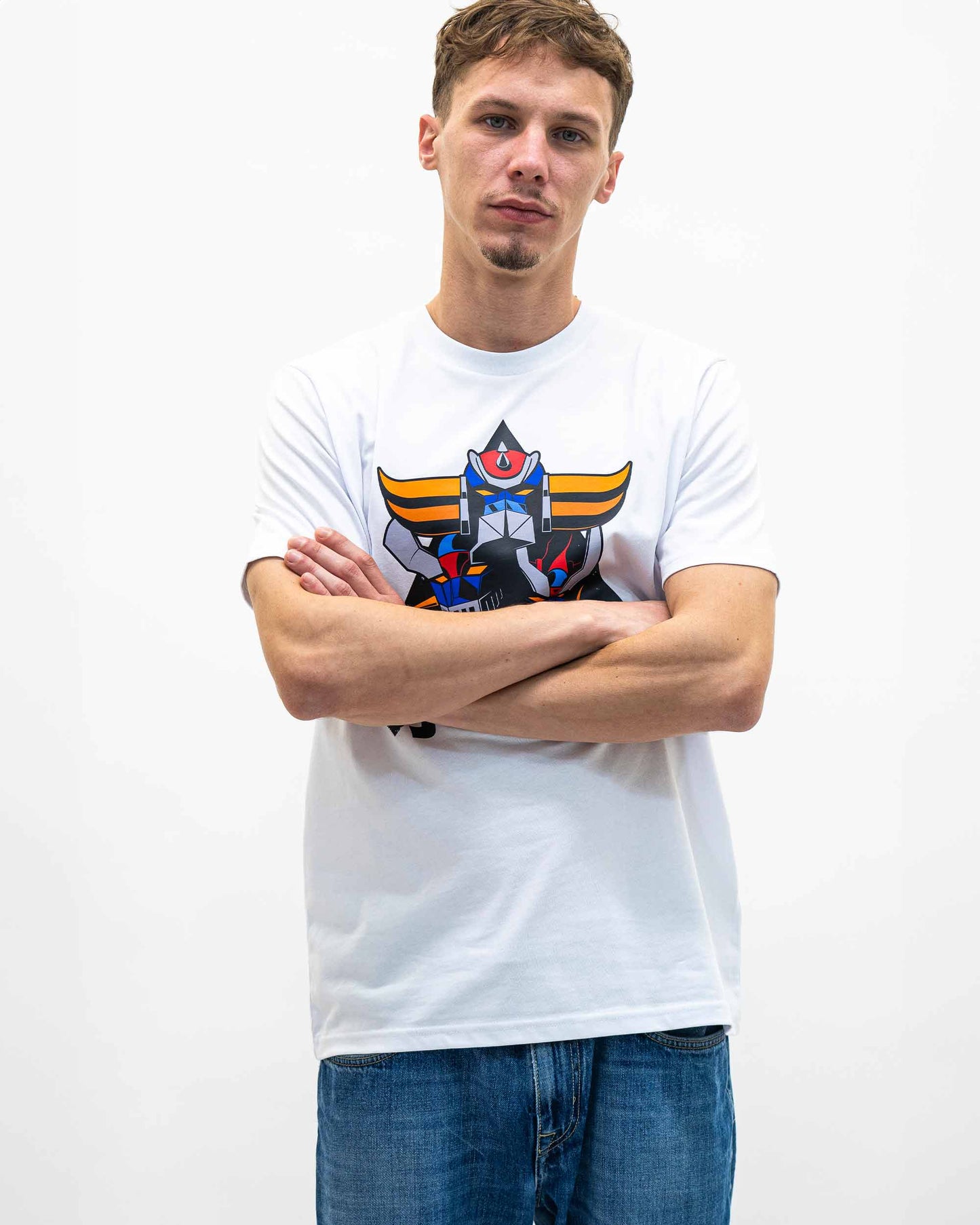 T-shirt unisex bianca con grafica manga Goldorack