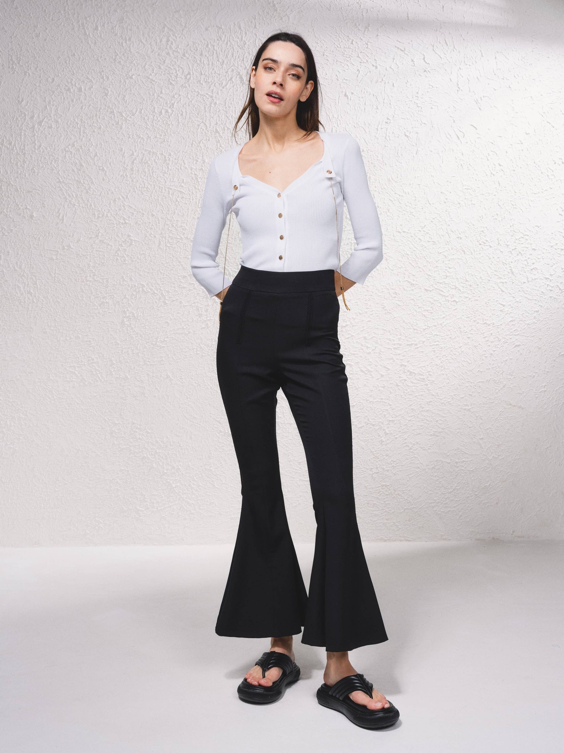 Pantaloni flare a vita alta con ricamo