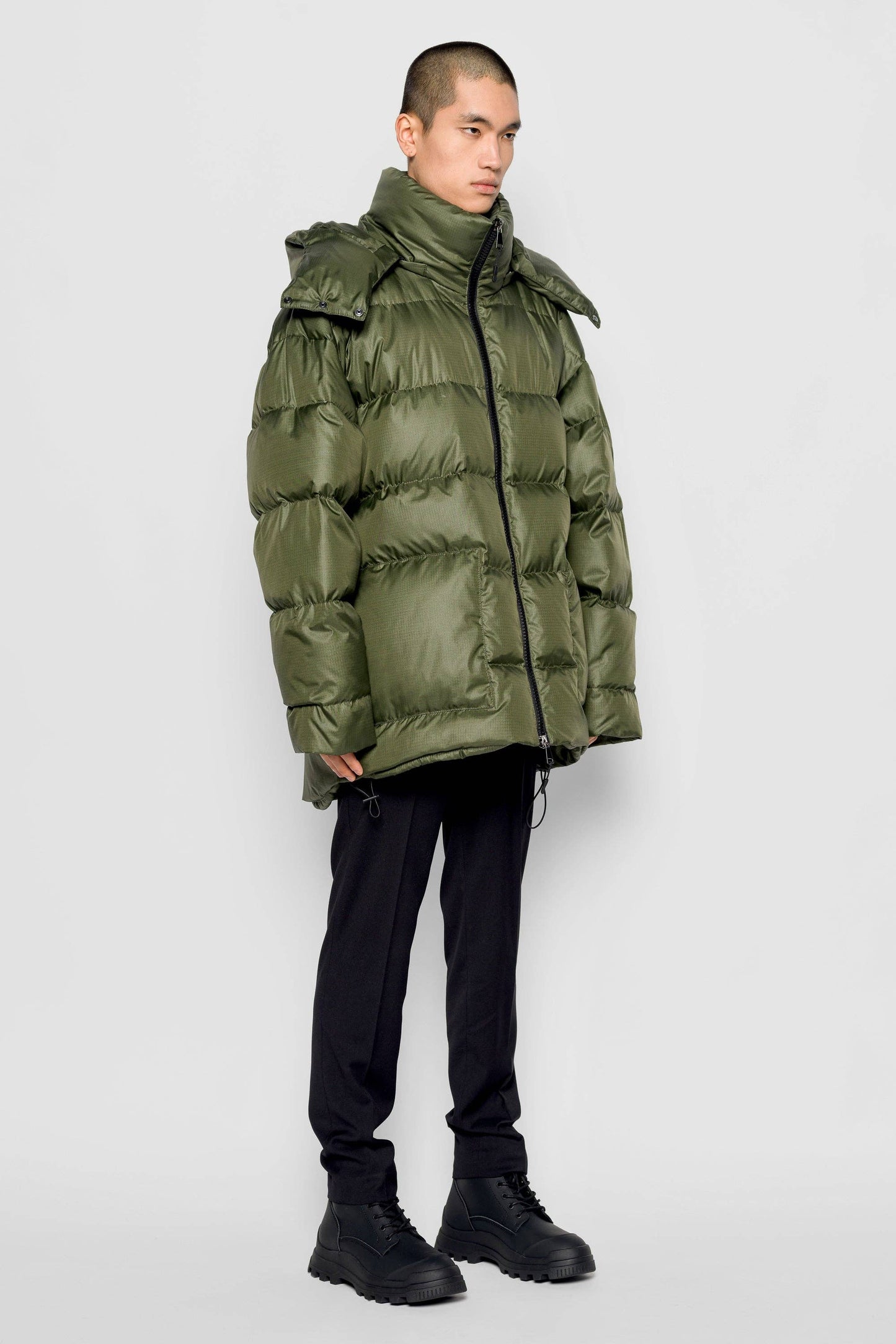 Piumino oversize Iconica verde militare con cappuccio rimovibile