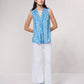 Blusa in raso stampato senza maniche con scollo a V