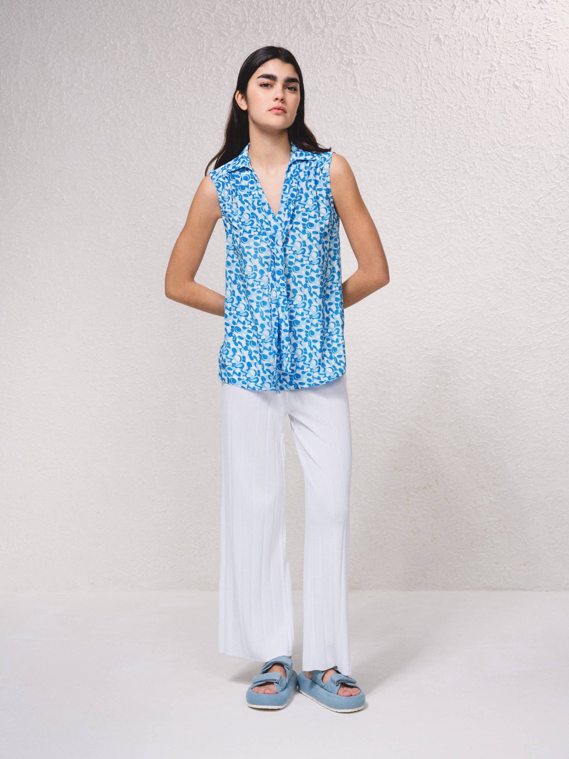 Blusa in raso stampato senza maniche con scollo a V