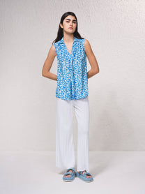 Blusa in raso stampato senza maniche con scollo a V