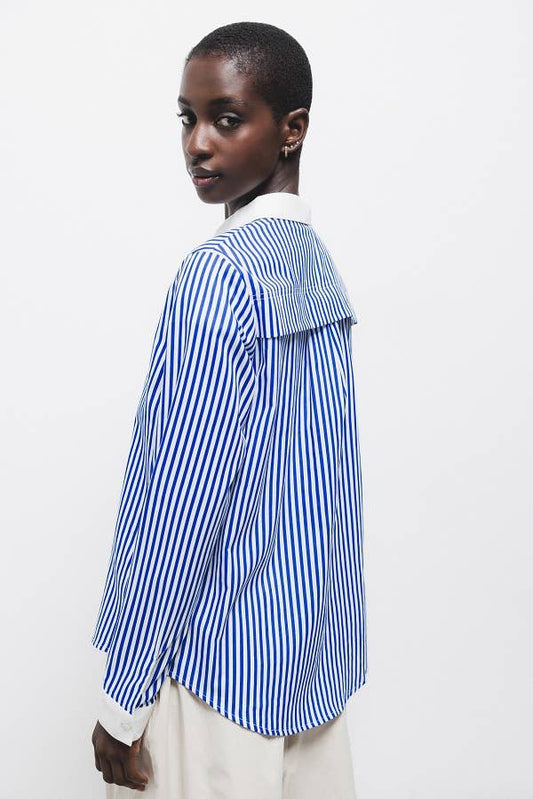 Camicia a righe blu con colletto e polsini a contrasto