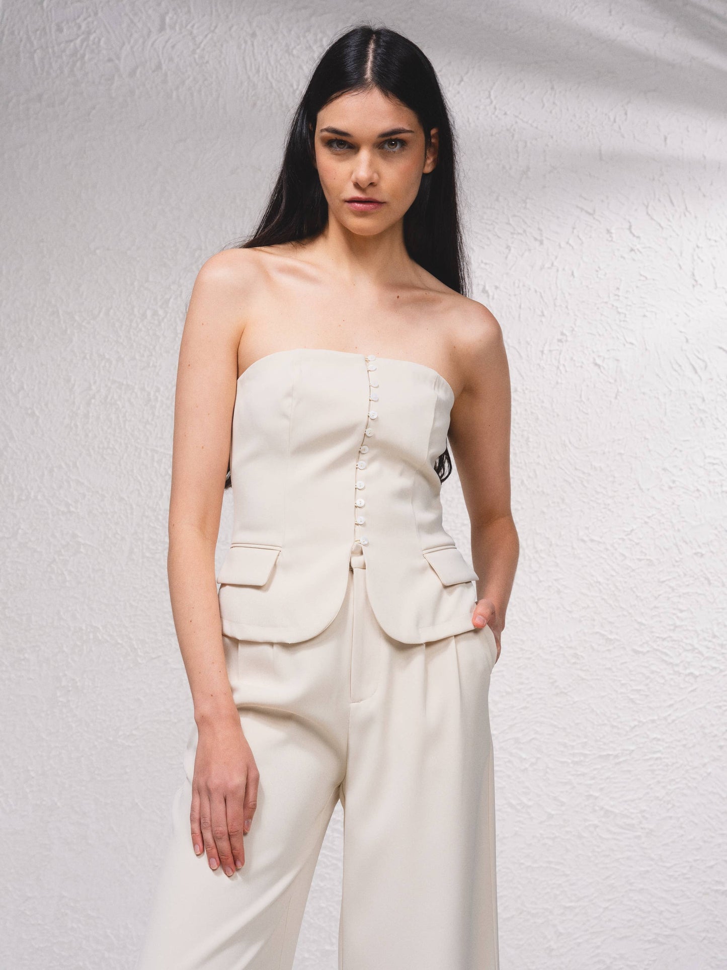 Top bustier stile gilet con bottoni frontali
