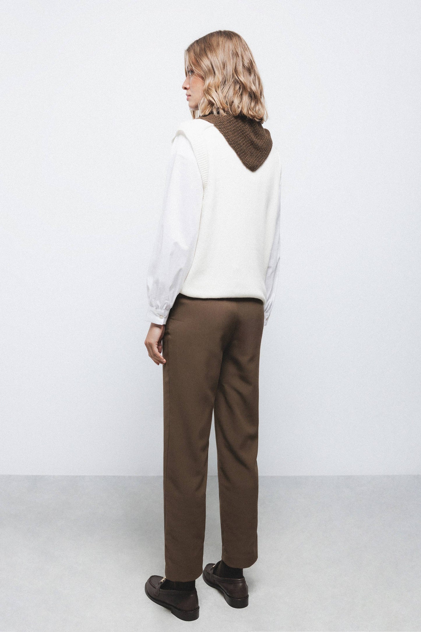 Pantaloni sigaretta dritti con tasche oblique