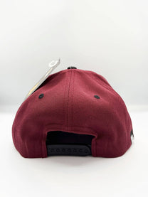 Cappellino snapback bicolor con logo ricamato