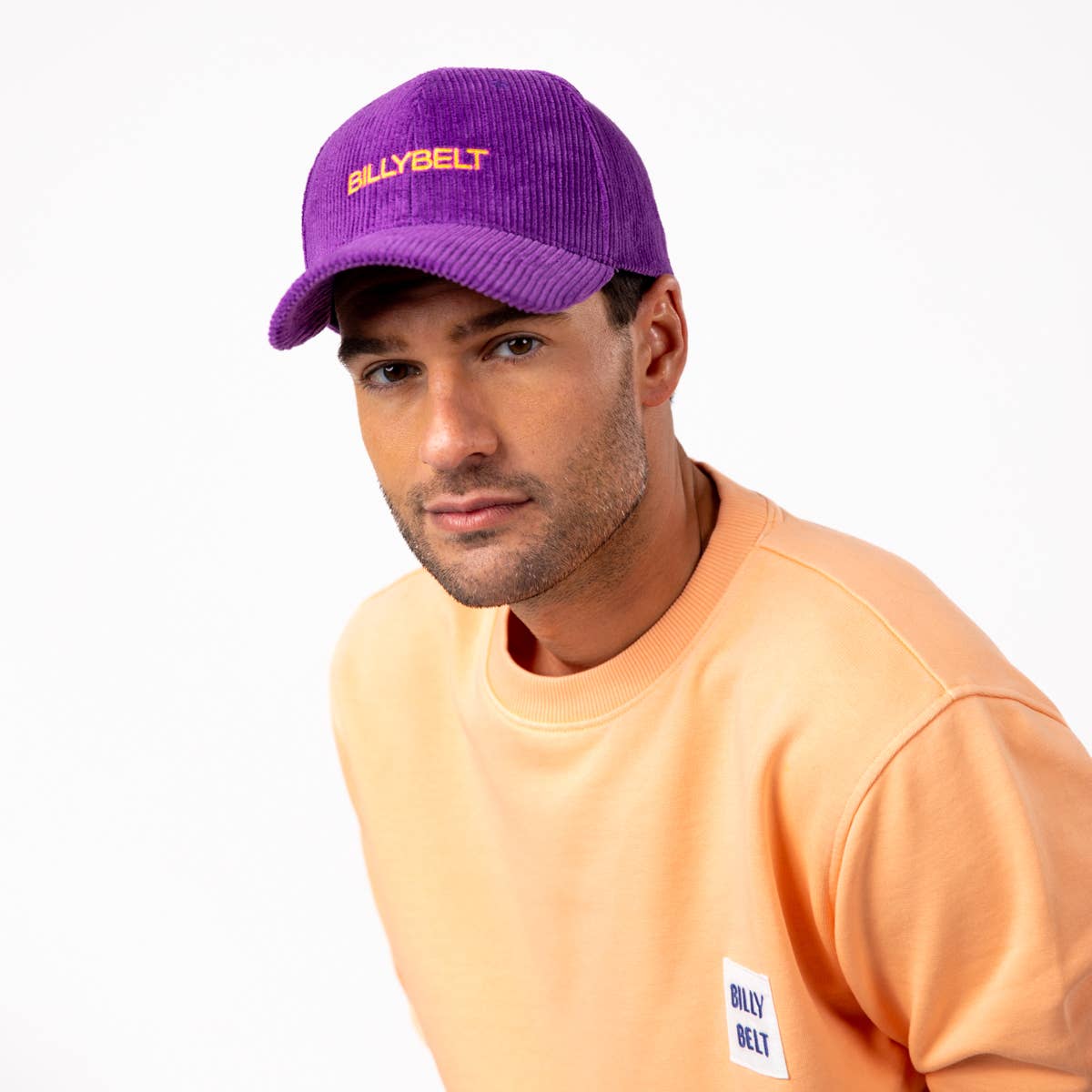 Cappellino in velluto viola con logo ricamato