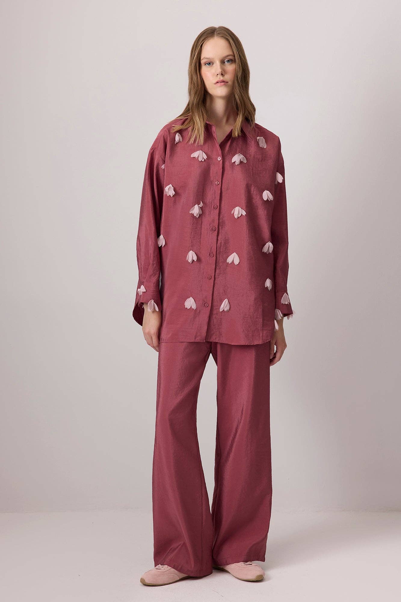 Camicia oversize rosa con applicazioni floreali 3D