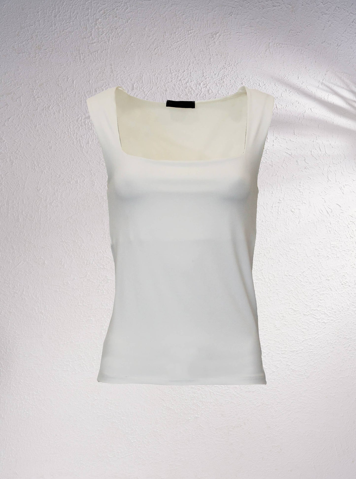 Top basic smanicato con scollo quadrato