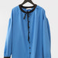 Blusa in misto lino blu con bordo a contrasto e fiocco al collo