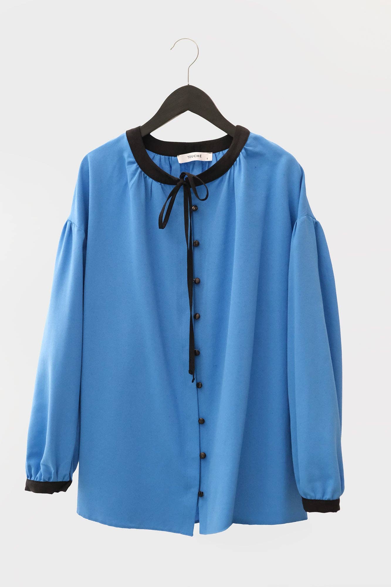Blusa in misto lino blu con bordo a contrasto e fiocco al collo