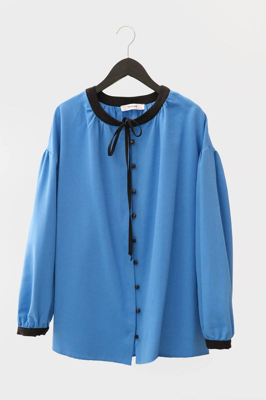 Blusa in misto lino blu con bordo a contrasto e fiocco al collo
