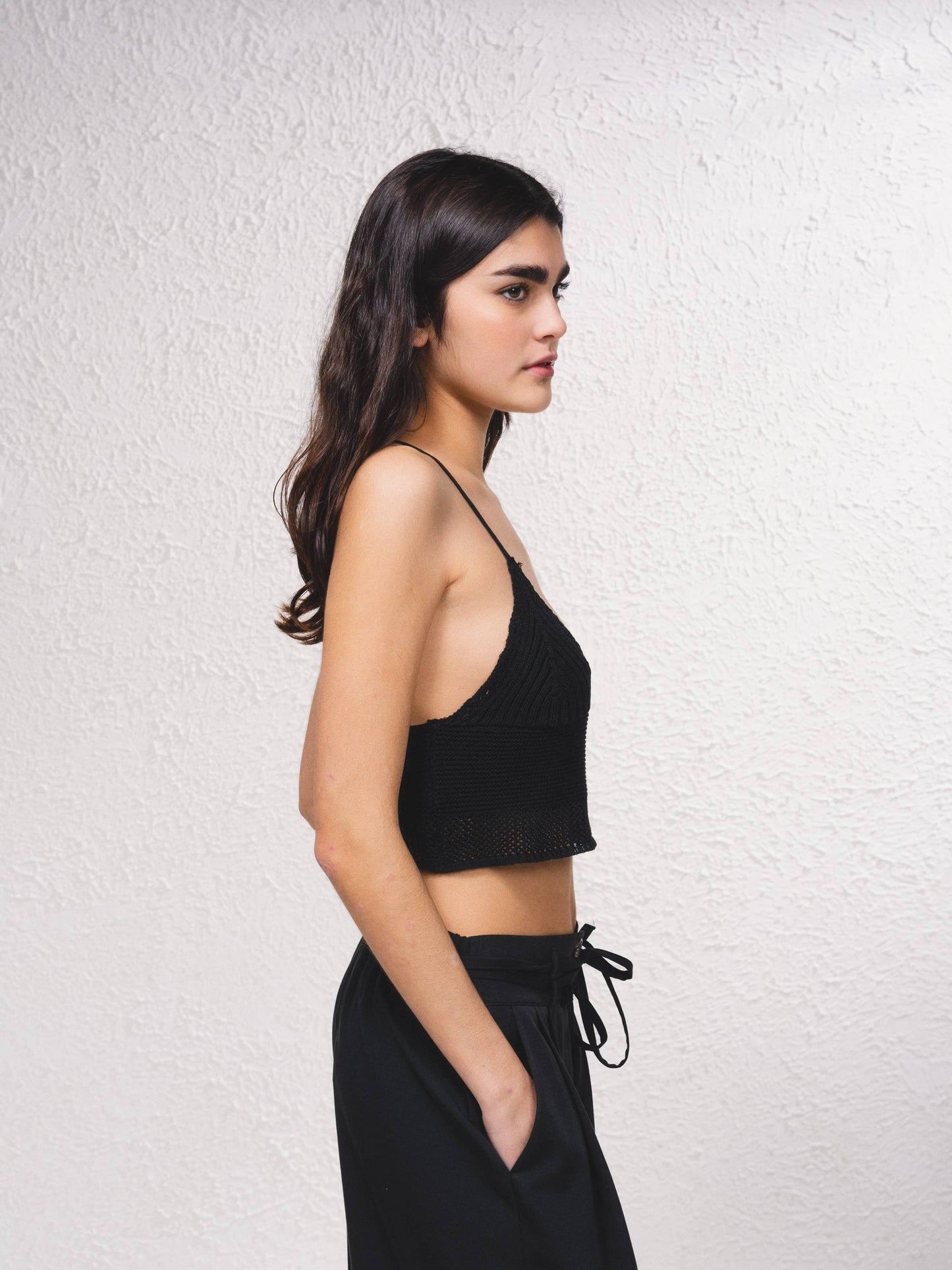 Top cropped all’uncinetto a triangolo