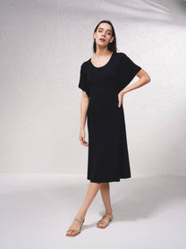 Abito midi in maglia a coste con maniche fluide