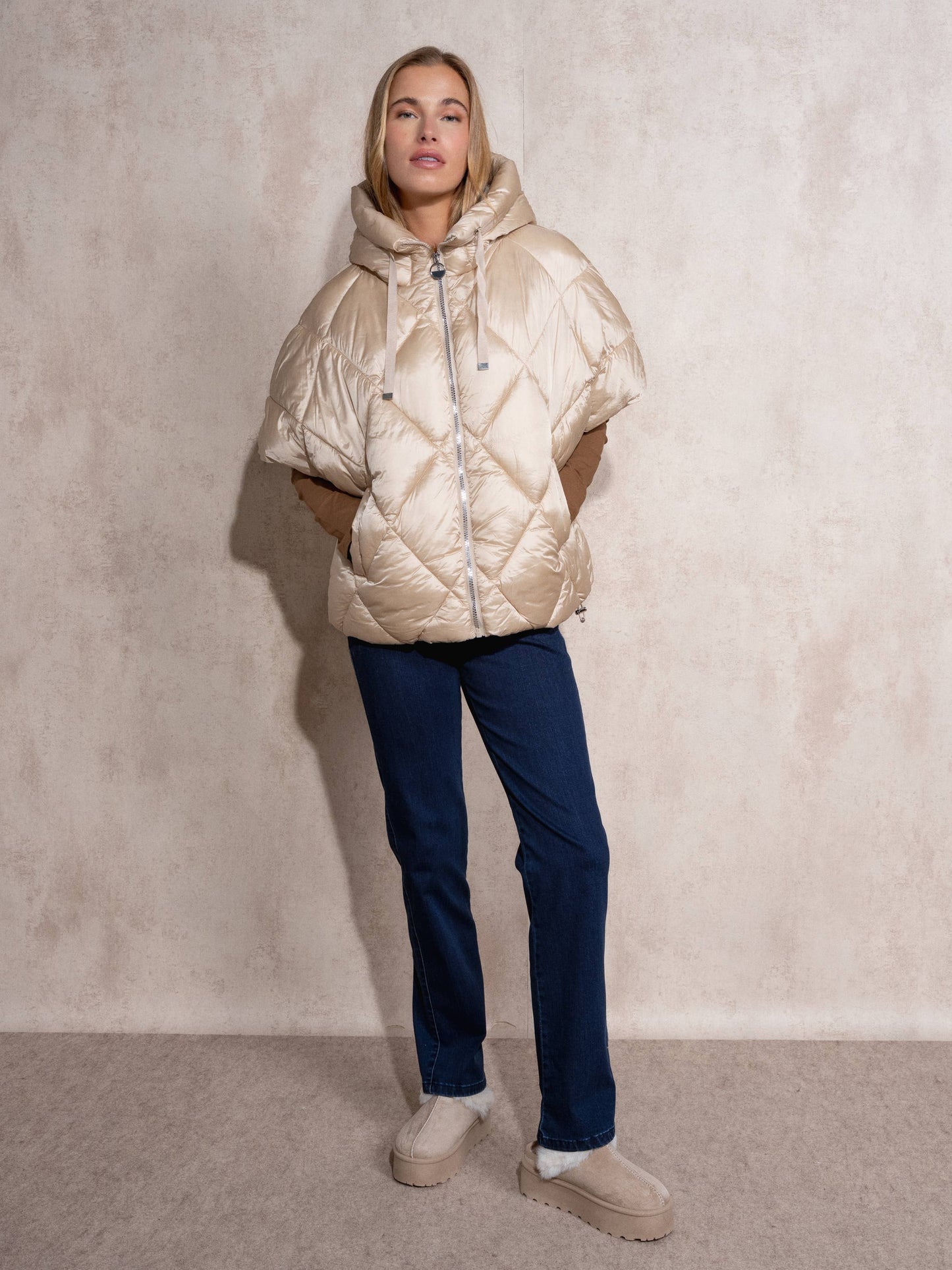 Cappa imbottita oversize con cappuccio e zip