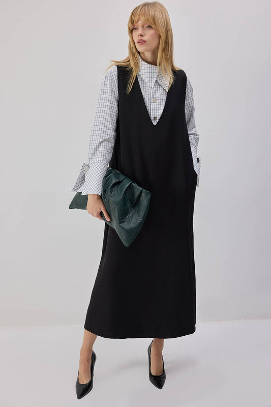 Abito pinafore nero con scollo a V